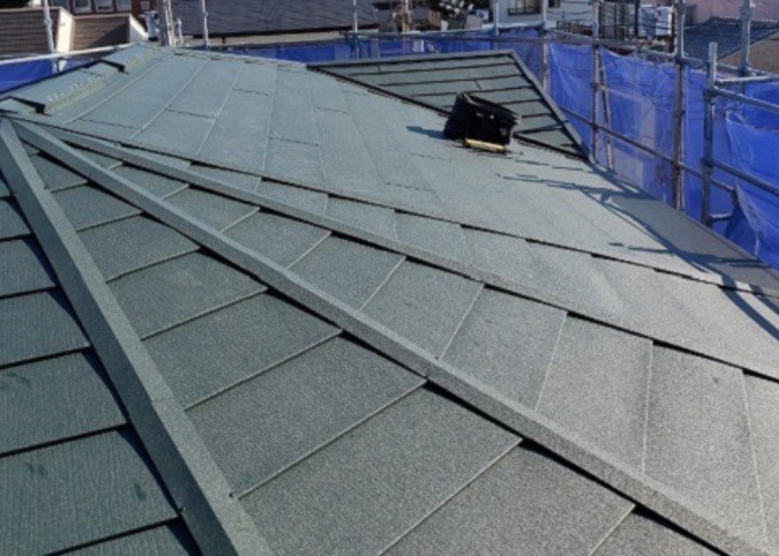 南あわじ市　多面で複雑なスレート屋根から金属屋根へカバー工法完了