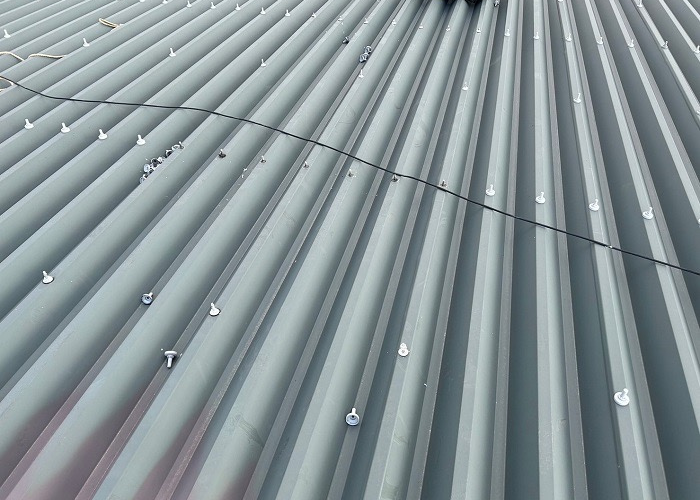 南あわじ市　火災で焦げたアパート屋根の部分補修でボルトを全て撤去