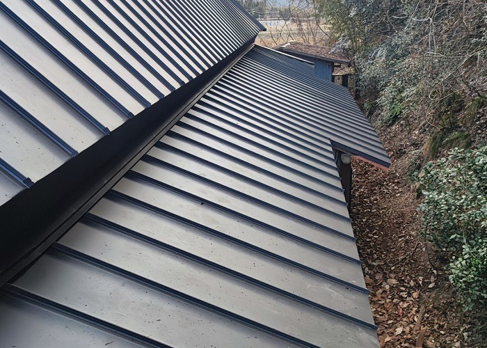 朝来市 瓦屋根から立平へ葺き替え工事を行った後の様子