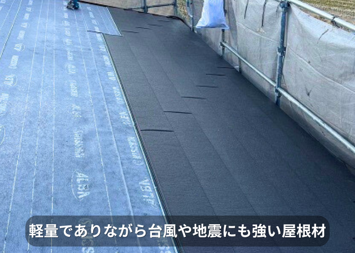 南あわじ市カラーベスト屋根への重ね葺き工事でIG工業スーパーガルテクトを葺いている様子