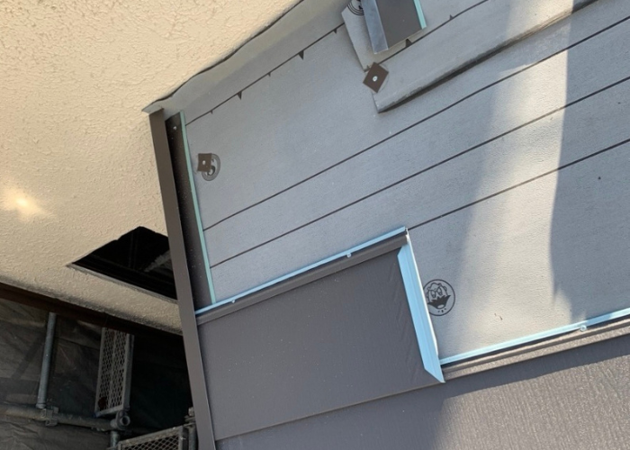 南あわじ市　屋根カバー工法で屋根葺きをしている様子