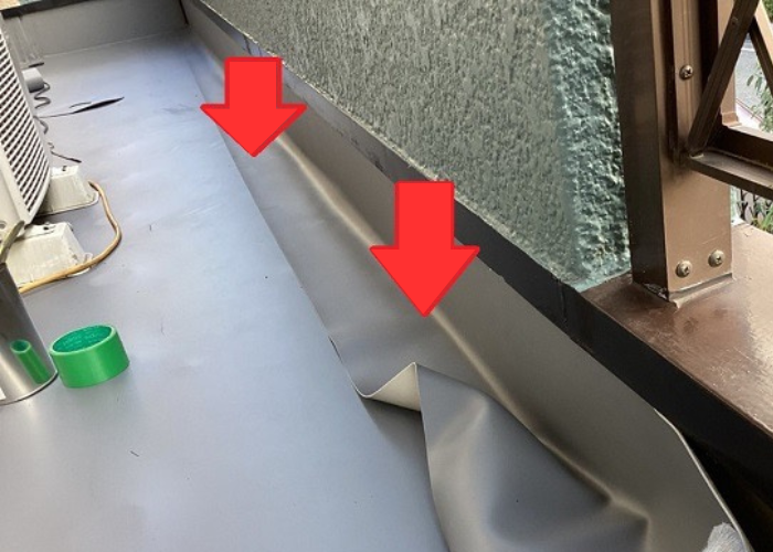 丹波篠山 ベランダの立ち上がり部分に塩ビシートを貼っている様子