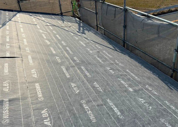 南あわじ市　カラーベスト屋根への重ね葺きで防水シートを貼った様子