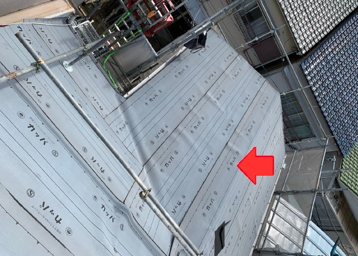 南あわじ市 屋根カバー工事で雨漏り対策として防水シートを貼った様子