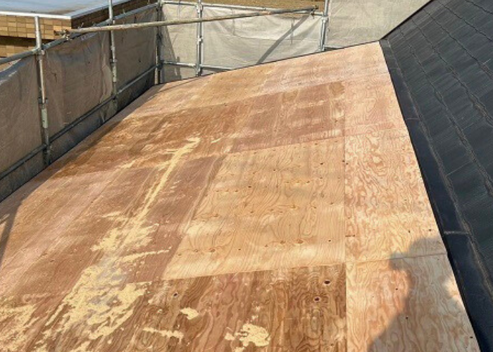 カラーベスト屋根へ下地用合板を貼った様子