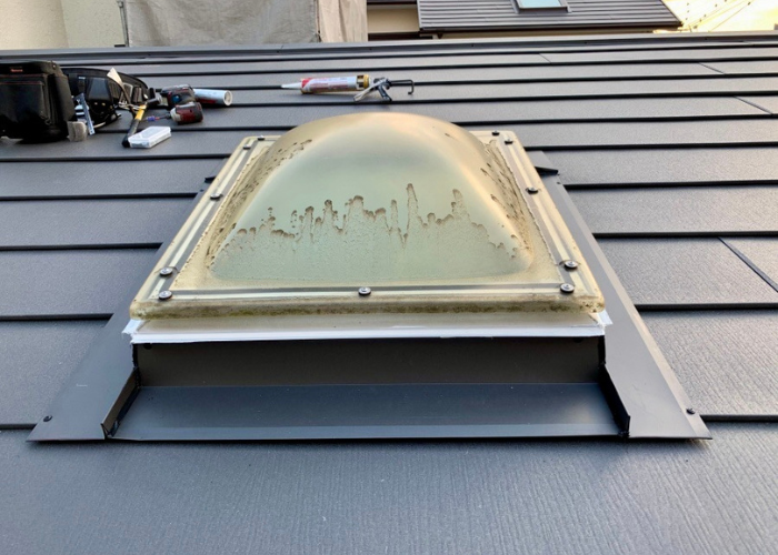 南あわじ市　屋根カバー工法で天窓の収まり