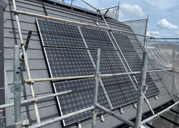 朝来市 太陽光パネル脱着が必要な屋根カバー工事を行った後の様子