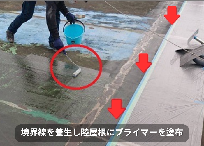 南あわじ市 陸屋根防水工事でプライマーを塗っている様子