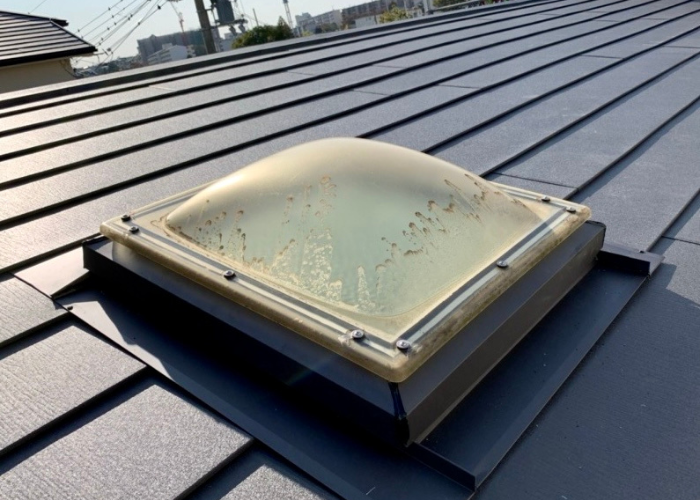 南あわじ市　屋根カバー工法で天窓の収まり