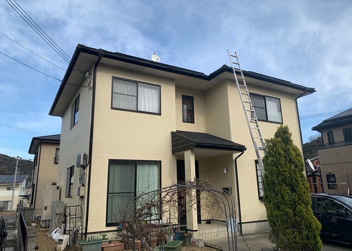 南あわじ市　太陽光パネル脱着の屋根カバー工法　見積書解説を行う現場の様子