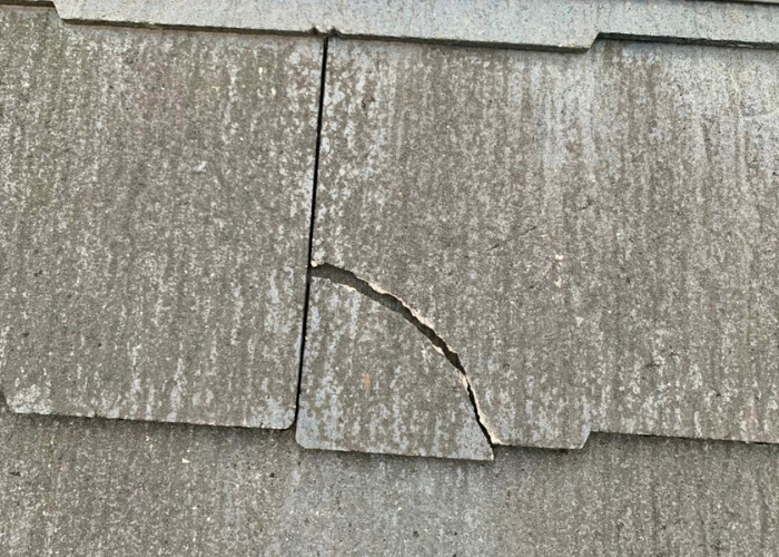 南あわじ市　屋根カバー工法前の割れた屋根材
