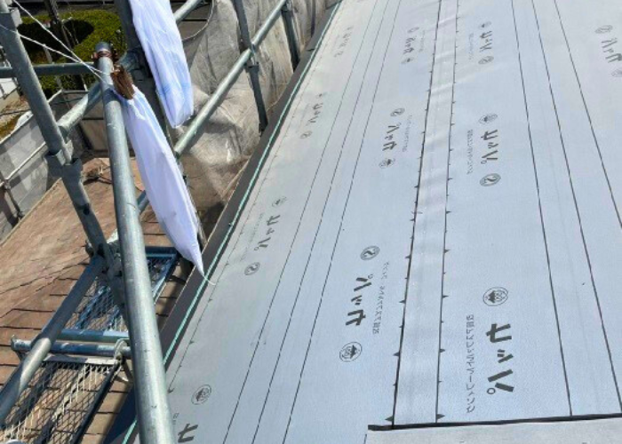 南あわじ市 屋根葺き替え工事で防水シートを貼った様子