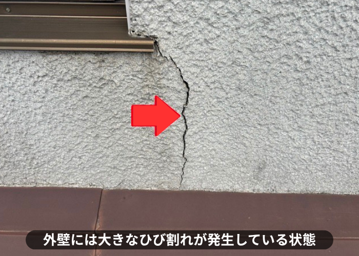 丹波篠山市　破風板及び外壁補修工事を行う現場でひび割れが発生している様子