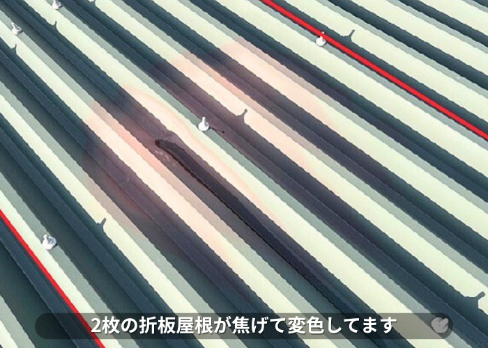 南あわじ市　部分補修するアパート屋根が火災で焦げて変色している様子