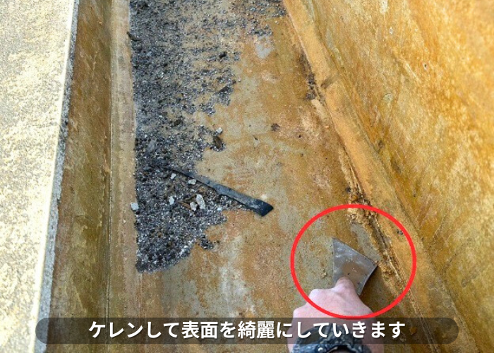 南あわじ市　屋根上の側溝の雨漏り修理で防水工事としてウレタン防水密着工法を行う現場でケレン