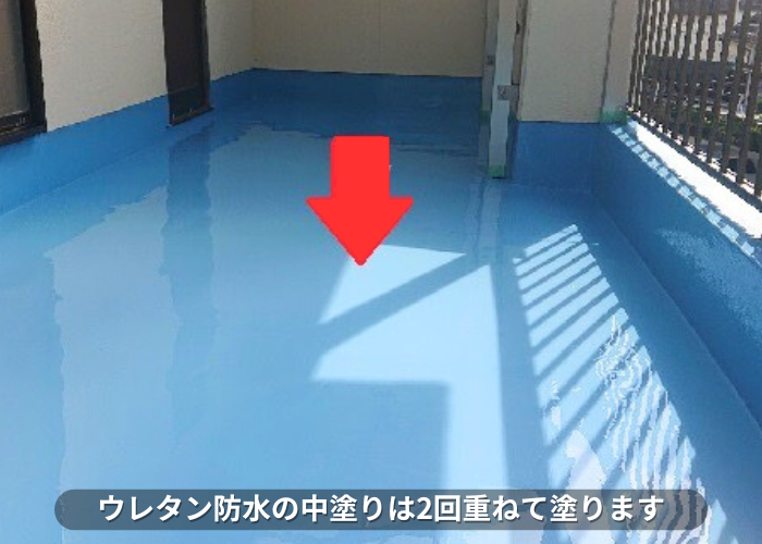 朝来市 ウレタン防水工事で中塗りを行っている様子