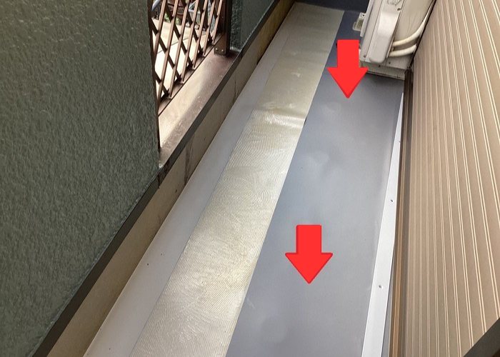 丹波篠山 ベランダリフォームで塩ビシートを貼っている様子