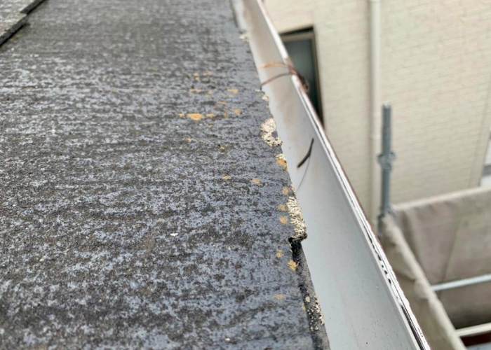 南あわじ市　屋根カバー工法前の苔が生えた屋根材