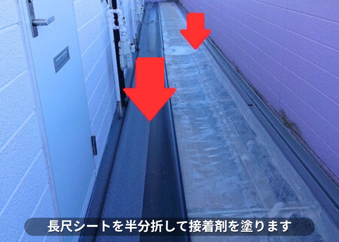 南あわじ市 共用廊下に長尺シートを半分しいて接着剤を塗った様子