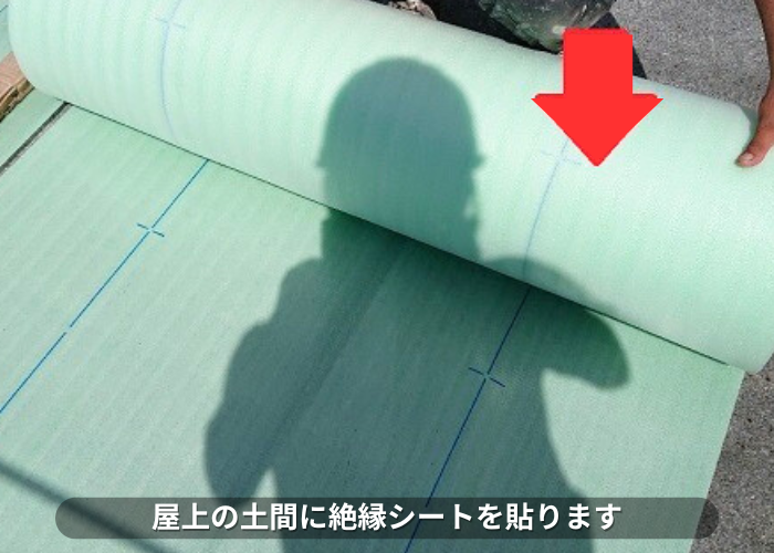 南あわじ市 マンション防水工事で屋上に絶縁シートを貼っている様子