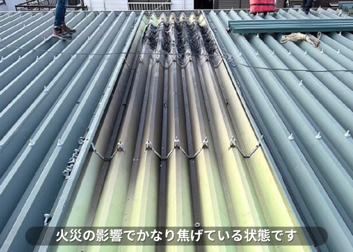 南あわじ市　火災の影響で焦げたアパート屋根