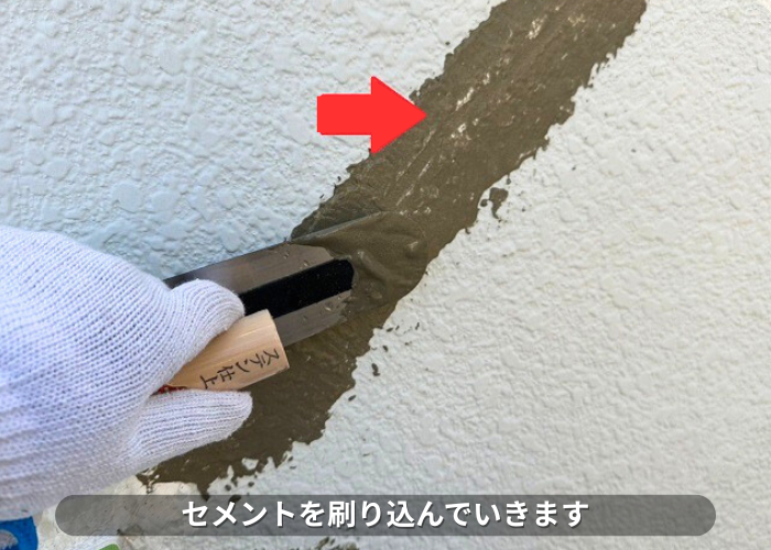 南あわじ市　外壁ひび割れ補修としてUカットシール工法でセメントを扱きます
