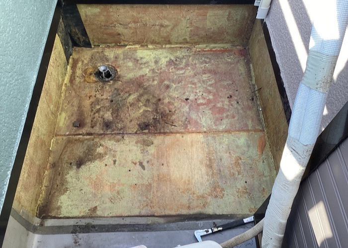 丹波篠山 ベランダリフォームをするため膨れているシート防水を撤去した様子