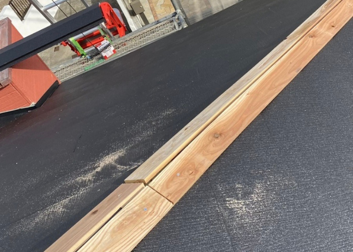 南あわじ市　屋根カバー工法棟木を取り付けている様子