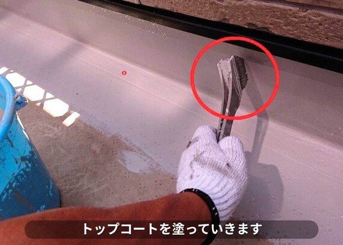 南あわじ市 塩ビシートの上にトップコートを塗っている様子