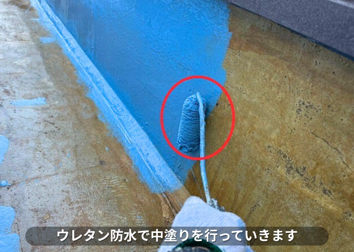 南あわじ市　屋根上の側溝の雨漏り修理で防水工事としてウレタン防水密着工法を行う現場でウレタン中塗り