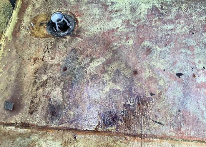 丹波篠山 膨れているシート防水を撤去した様子