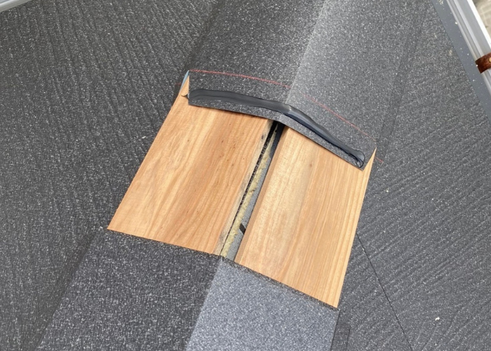 南あわじ市　屋根カバー工法棟板金を取り付けている様子