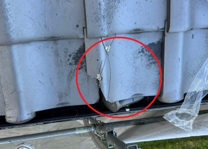 南あわじ市　軒先の瓦が割れている様子