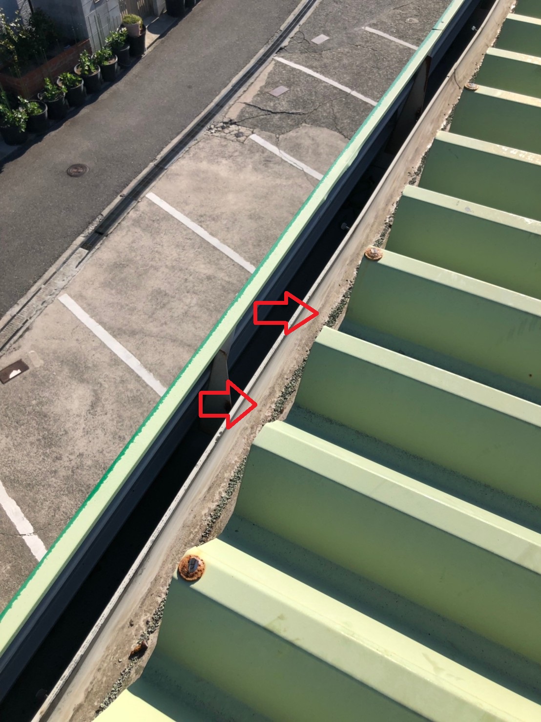 明石市での屋根工事で屋根の先端を切断した様子