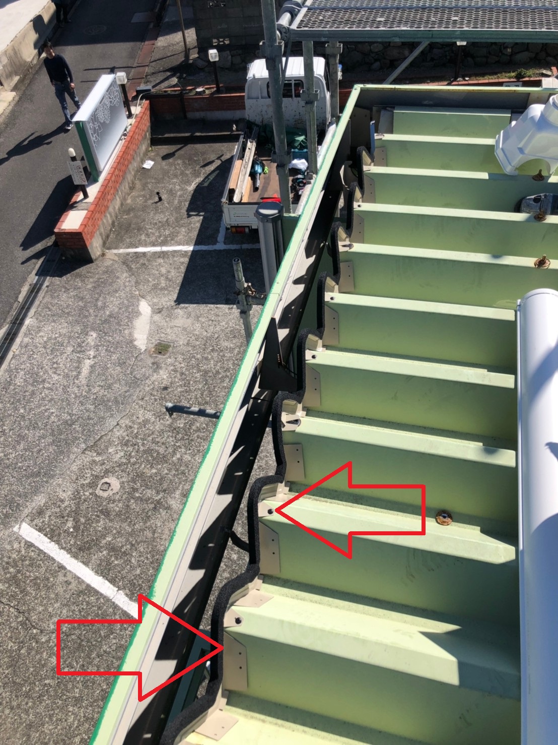 明石市での屋根工事で軒先に板金と防水シーラーを取り付けた様子