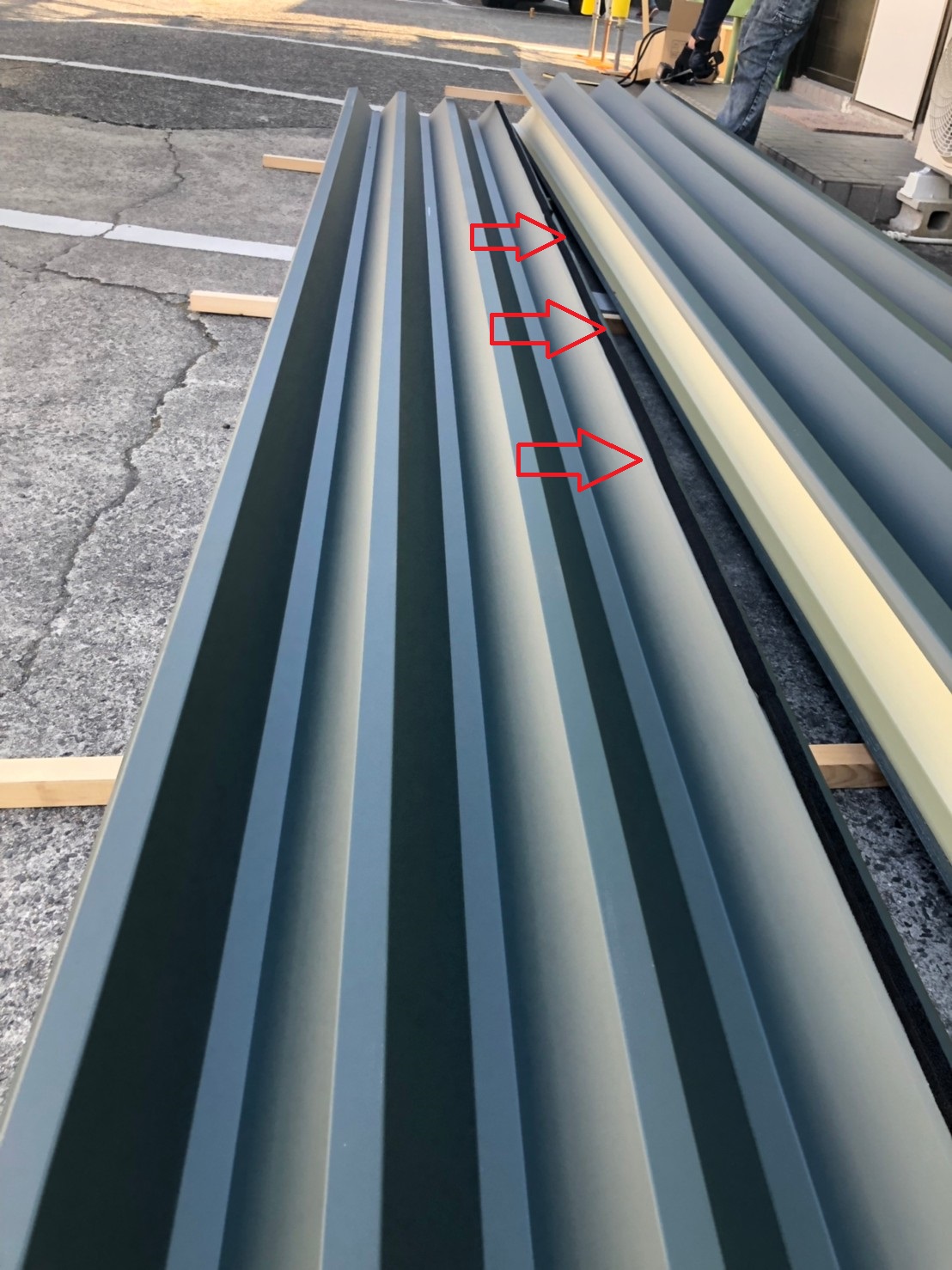 明石市で行った屋根工事で使用した折板屋根