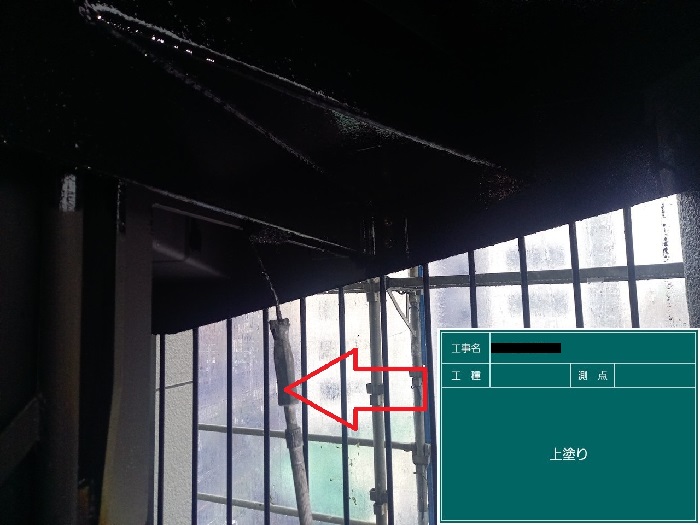 鉄骨階段に上塗りしている様子