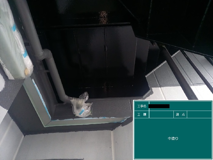 鉄骨階段に中塗りした様子