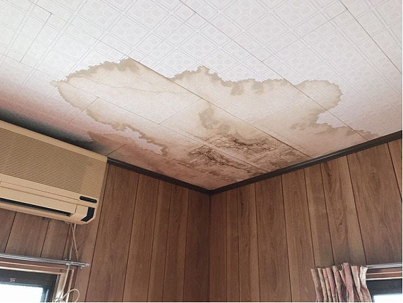 天井雨染み