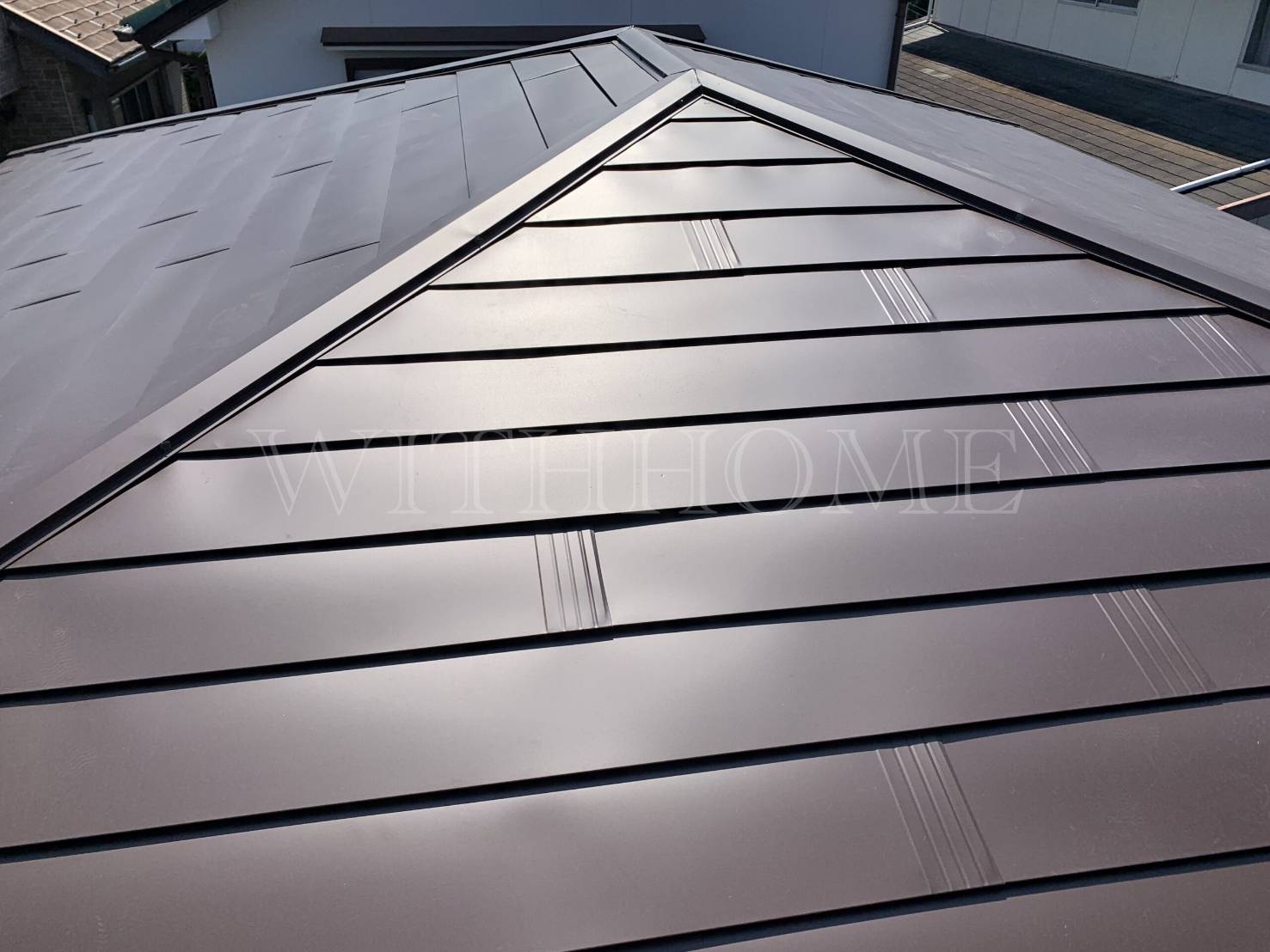 屋根材を張り付ける