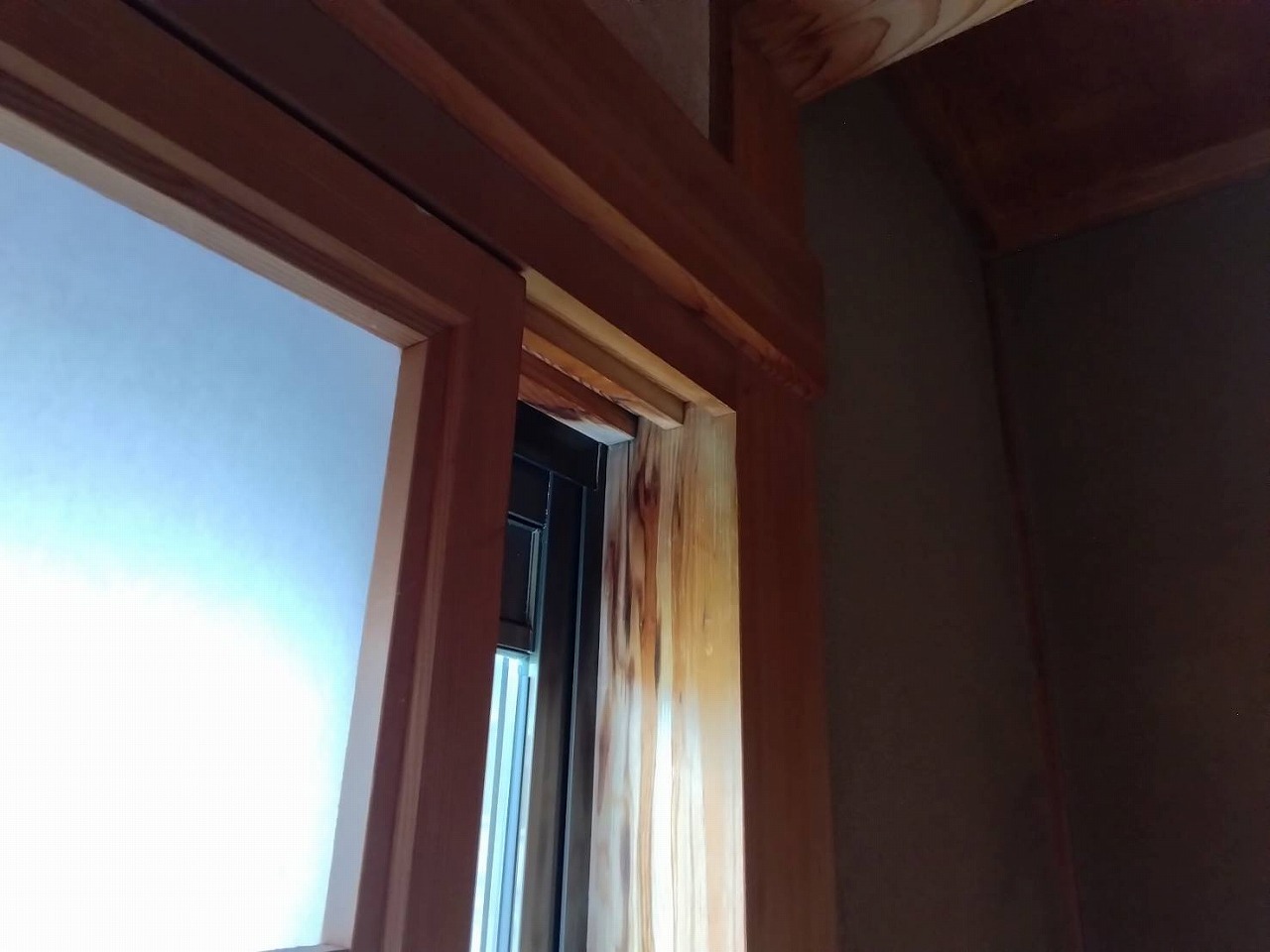 室内　サッシ廻り雨漏り