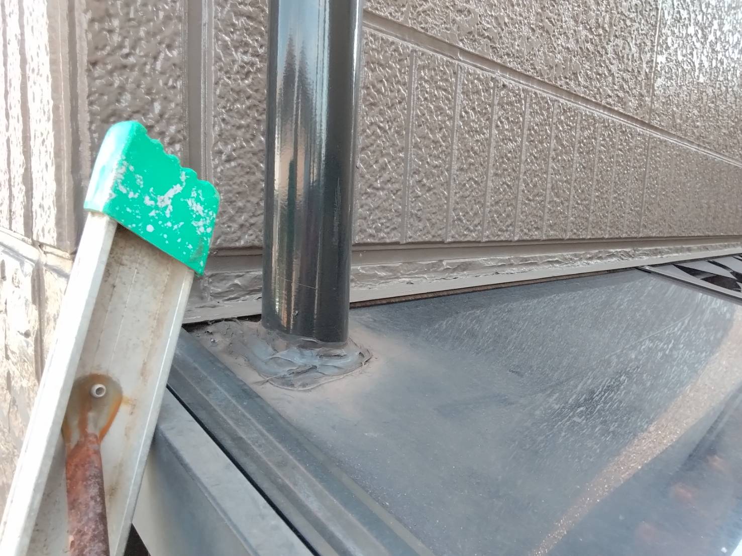 ポリカ屋根材　竪樋干渉