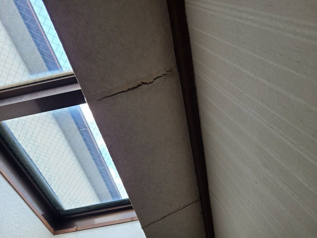トップライト　クロス剝がれ