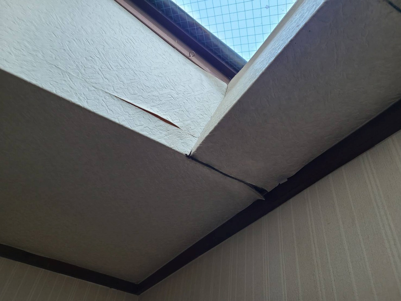 天窓　クロス剥がれ