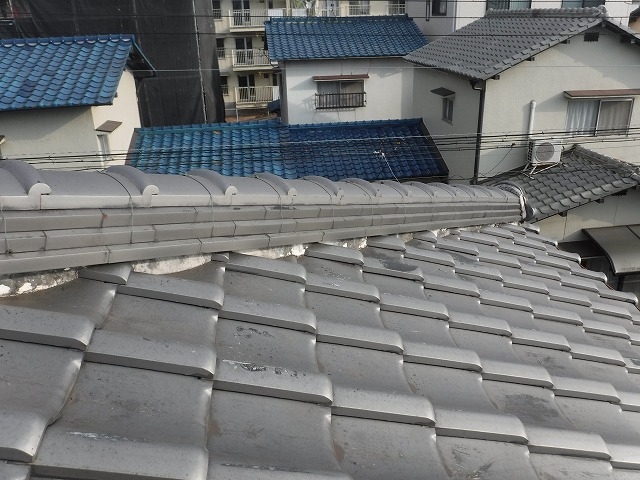 棟際の漆喰の切れと隙間