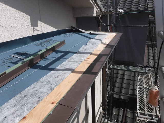 先張りの防水紙と端部材で雨仕舞の土台づくり