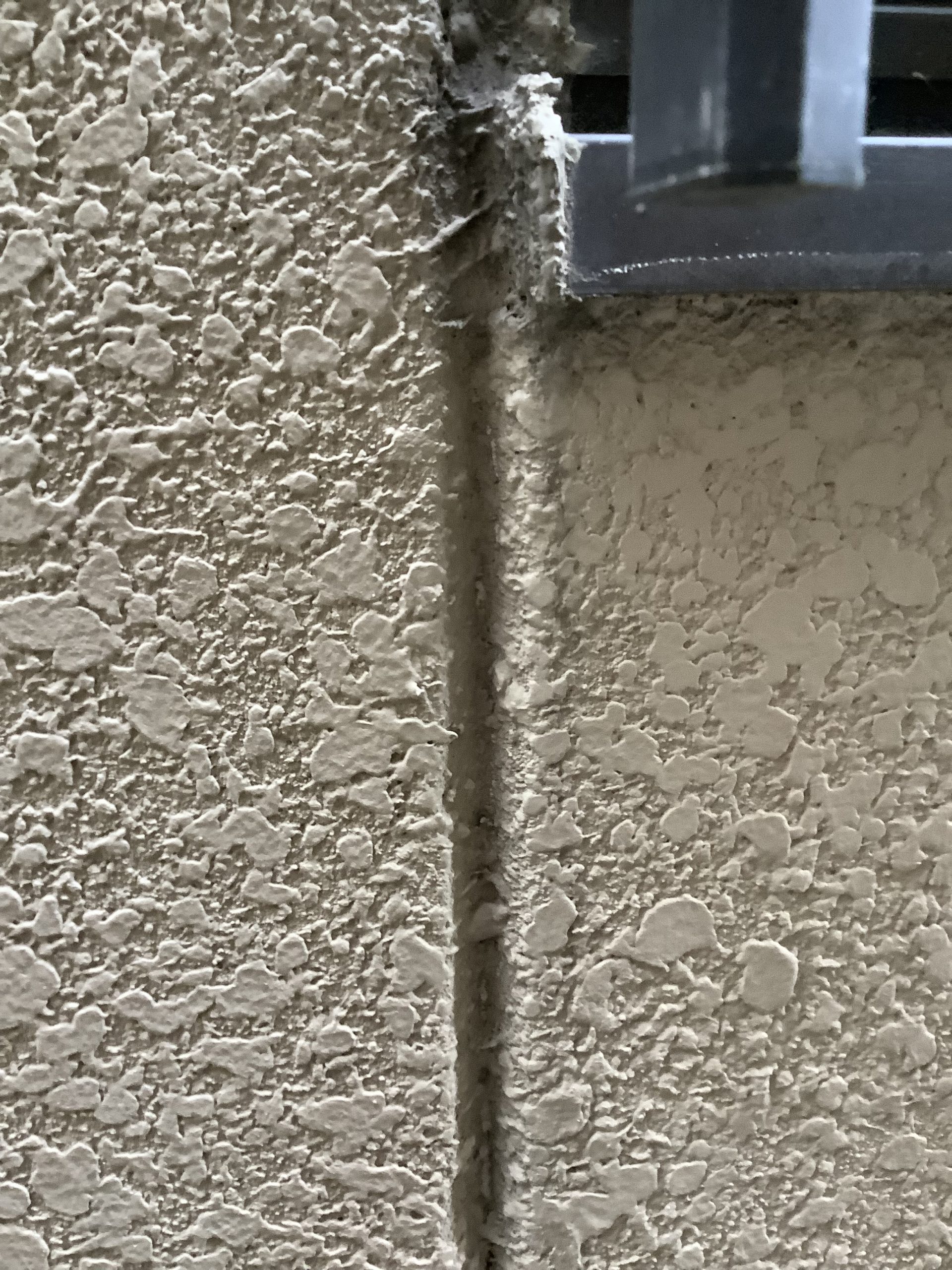 西宮市外壁モルタル面目地亀裂