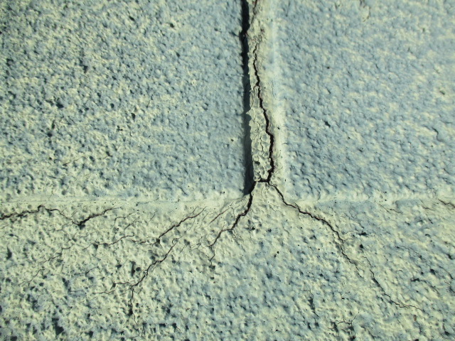 木造住宅築25年経過しているアスファルトシングル屋根割れ