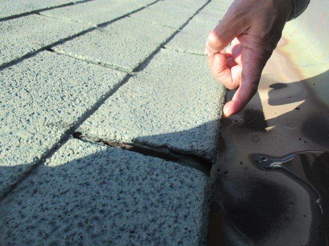 木造住宅アスファルトシングル屋根材剥がれている