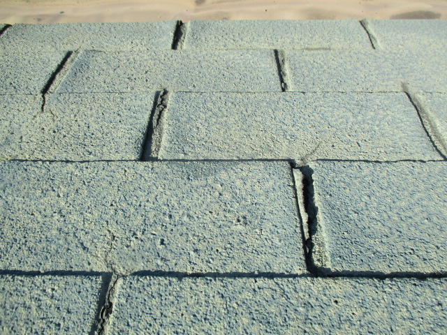 木造住宅アスファルトシングル屋根亀裂多数発生
